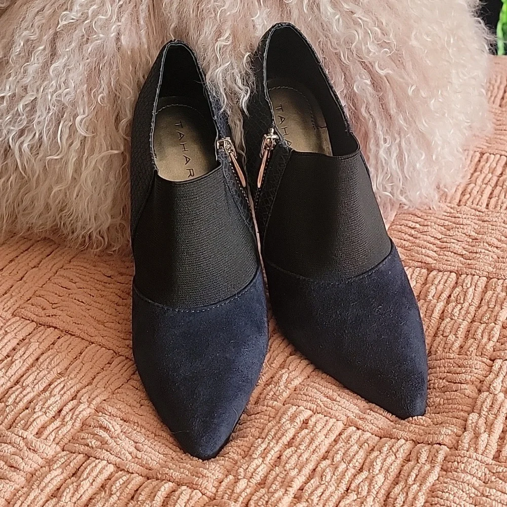 Tahari! Navy Blue Color suede w/leather pumps size 5.5 M Kitten Heels